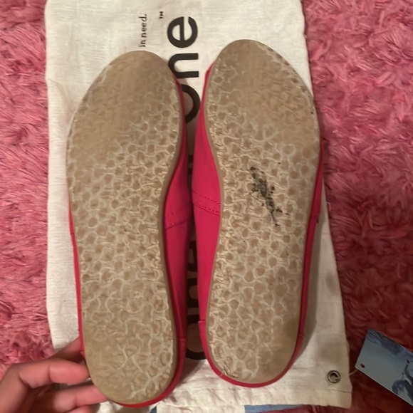 Toms - Picture 3 of 5